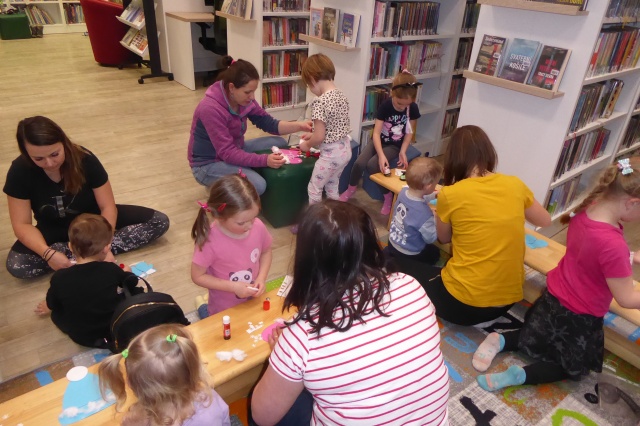 V klubíku Šikulové jsme se tentokrát zahřáli u milého zimního příběhu z knihy Véronique Cauchy: Rukavička. Děti se seznámily s vyprávěním o lesních zvířátkách, kterým byla velká zima, a proto se postupně schovala do červené rukavice. Na příběh navázala výtvarná dílna. Malí šikulové si s nadšením vyrobili papírového kulicha a rukavičky, které si ozdobili podle vlastní fantazie. Dopoledne se neslo v příjemné zimní atmosféře a všichni odcházeli domů s úsměvem i vlastnoručně vytvořeným výrobkem.