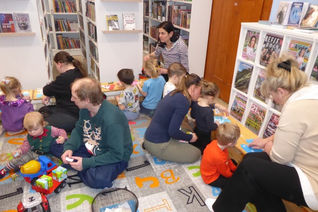 V klubíku Šikulové jsme se tentokrát zahřáli u milého zimního příběhu z knihy Véronique Cauchy: Rukavička. Děti se seznámily s vyprávěním o lesních zvířátkách, kterým byla velká zima, a proto se postupně schovala do červené rukavice. Na příběh navázala výtvarná dílna. Malí šikulové si s nadšením vyrobili papírového kulicha a rukavičky, které si ozdobili podle vlastní fantazie. Dopoledne se neslo v příjemné zimní atmosféře a všichni odcházeli domů s úsměvem i vlastnoručně vytvořeným výrobkem.