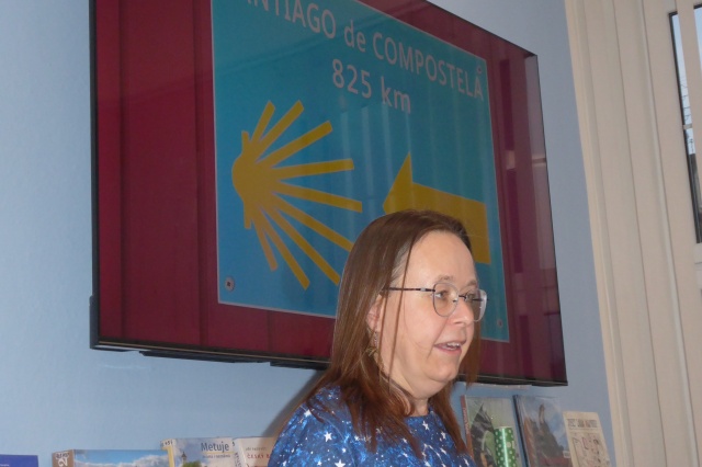 V naší knihovně se ve středu 25. února 2026 uskutečnila cestovatelská přednáška s promítáním fotografií věnovaná pouti po legendární Svatojakubské cestě (Camino de Santiago). Své zážitky z 850 kilometrů dlouhého putování severním Španělskem představila Bohdana Hladíková. Ve svém inspirativním vyprávění přiblížila nejen fyzickou náročnost cesty, ale i silné osobní momenty, setkání s lidmi z různých koutů světa a okamžiky, které ji vedly k zamyšlení nad vlastním životem. Promítané fotografie autenticky dokreslily atmosféru pouti a krásu španělské krajiny. Setkání proběhlo v příjemné a otevřené atmosféře a nabídlo posluchačům nejen cestovatelský zážitek, ale také povzbuzení k plnění vlastních snů.
