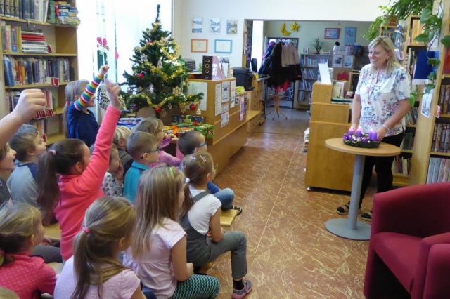 Společné chvíle s námi strávili žáci 1. třídy ZŠ, kteří navštívili knihovnu 18. 12. 2019. Povídali jsme si adventu a Vánocích. Děti si mohly rozbalit pět dárků, v nichž na ně čekalo několik překvapení. Nakonec si každý vybarvil svoji vánoční ozdobu, která krášlí naši knihovnu v předvánočním čase.