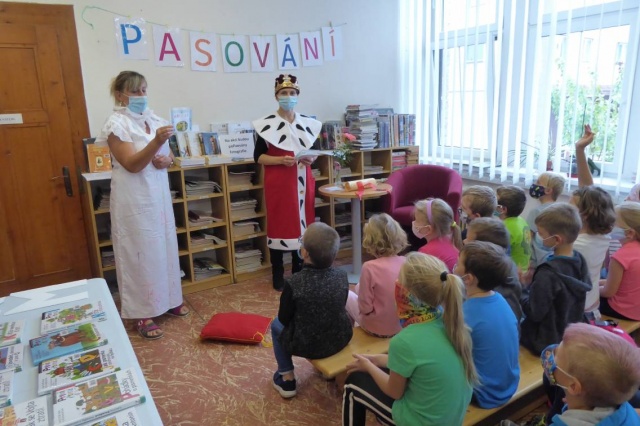 Král Abecedník I. a Písmenková víla pasovali žáky druhé třídy ZŠ na čtenáře. Děti získaly zdarma průkazku do knihovny a knížku z projektu 