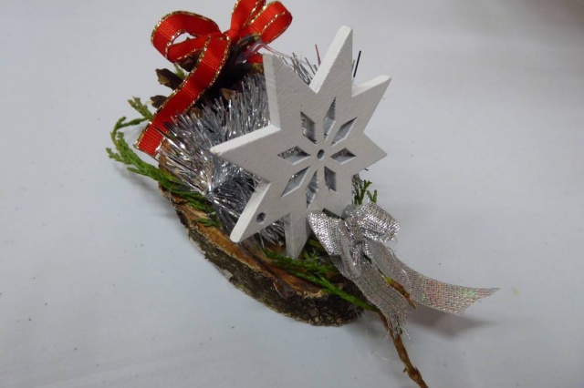 Na výtvarné dílně jsme vyráběli drobné věci s vánoční tématikou, např. jednoduchou ozdobu na stromeček, ozdobenou obálku pro Ježíška, či vánoční dekoraci na stůl.