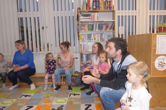 Naše knihovna přivítala rodiče se svými dětmi v pondělí 11. 11. 2024 v dopoledních i odpoledních hodinách. Společně jsme si užili chvíle plné říkadel s ukazováním, zpívání lidových písniček a hraní na Orffovy nástroje. Tyto aktivity podporují nejen radost z hudby, ale i rozvoj řeči a motoriky dětí.
Starší děti se během programu seznámily s knížkou Daniela Kulota Jsme kamarádi!, která přináší příběhy o přátelství, porozumění a vzájemné pomoci.
