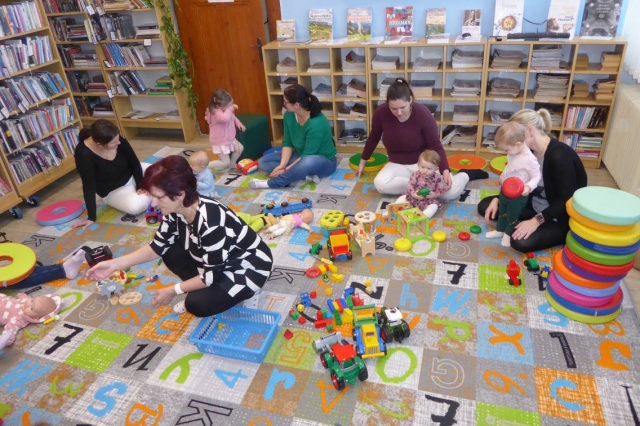 Dne 20. 1. 2025 jsme se setkali s rodiči a batolaty projektu Bookstart – S knížkou do života. Zábavné dopoledne má již zaběhnutý formát. Začínáme říkadly s ukazováním. Pak přijde na řadu zpívání a hraní na Orffovy nástroje. Do programu jsme zařadili říkadlo žirafy Žofky, která učí děti správné výslovnosti. Za odměnu si děti poslechly klasickou pohádku „O veliké řepě“ doprovázenou obrázky. Nakonec si společně pohrály. 