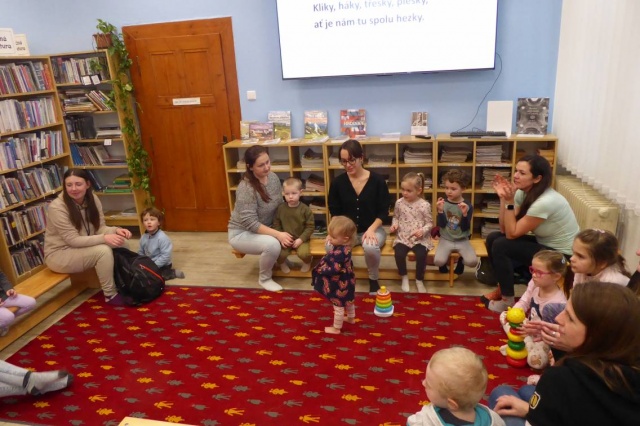 Dne 20. 1. 2025 se konalo další setkání klubíku Šikulové, tj. rodičů s malými dětmi 3+ v rámci projektu Bookstart - S knížkou do života. Pracovali jsme s knížkou „Rok u myšek“. Po pohádce proběhla malá výtvarná dílna. Děti vyráběly myšku.

