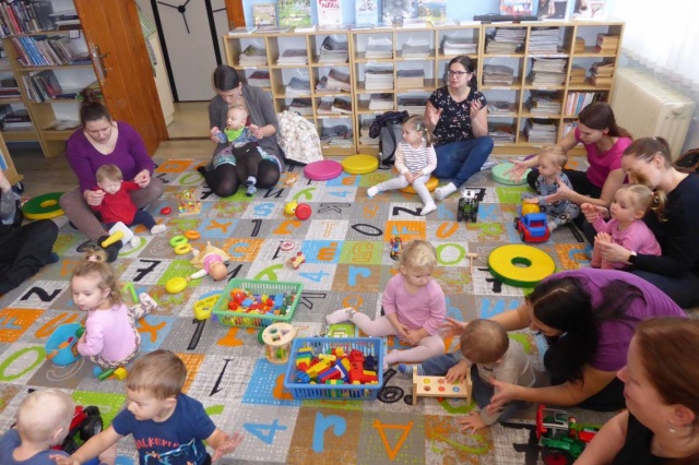 V pondělí 10. 2. 2025 od 9,00 hod. nebo od 10,30 hod. se konalo setkání klubíku Kulihrášek, které bylo doplněné pohybovými říkadly a písničkami. Děti si poslechly pohádku 