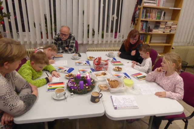 V pondělí 16. prosince 2024 proběhlo setkání klubíku Školáček, které bylo inspirováno knihou Jany Uhlířové O pejskovi a kočičce, jak slavili Vánoce. Nejprve jsme si tento příběh společně přečetli a poté se děti pustily do tvoření. Vybarvovaly ilustrace ke knize, které jsme následně svázali do obrázkového leporela. Na závěr si děti zdobily vánoční perníčky, což navodilo tu pravou sváteční atmosféru.