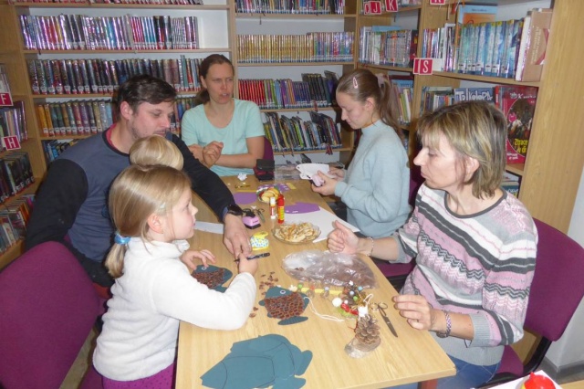 V naší knihovně proběhla 11. prosince 2024 vánoční výtvarná dílna, která dětem přinesla nejen kreativní zážitek, ale i vánoční atmosféru plnou radosti a tvoření. Malí návštěvníci si mohli vlastnoručně vyrobit krásné dekorace – papírového kapříka, roztomilého andílka nebo ozdobený stromeček z šišek. Dílna se těšila velkému zájmu, děti pracovaly s nadšením a výsledné výtvory byly opravdu nádherné. Společně jsme si užili příjemné odpoledne a připomněli si, že Vánoce jsou časem radosti, tvořivosti a společného sdílení.