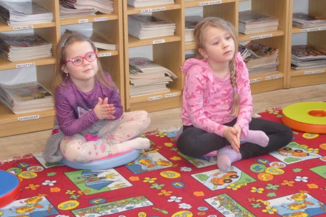 Děti se seznámily s knížkou Modrý tučňák od Petr Horáčka, která je poetickým příběhem o odlišnosti, přátelství a hledání svého místa ve světě. Hlavním hrdinou je tučňák, který je jiný než ostatní – má modrou barvu. Kvůli své odlišnosti se cítí osamělý, ale když potká nového kamaráda, zjistí, že být jiný není na škodu. Kniha je krásně ilustrovaná a citlivě ukazuje dětem důležitost přijetí a porozumění.