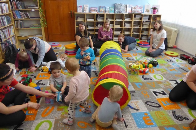 V pondělí 3. 3. 2025 od 9.00 hod. nebo od 10.30 hod. se konalo setkání klubíku Kulihrášek, které bylo doplněné pohybovými říkadly a písničkami. Děti si poslechly pohádku 