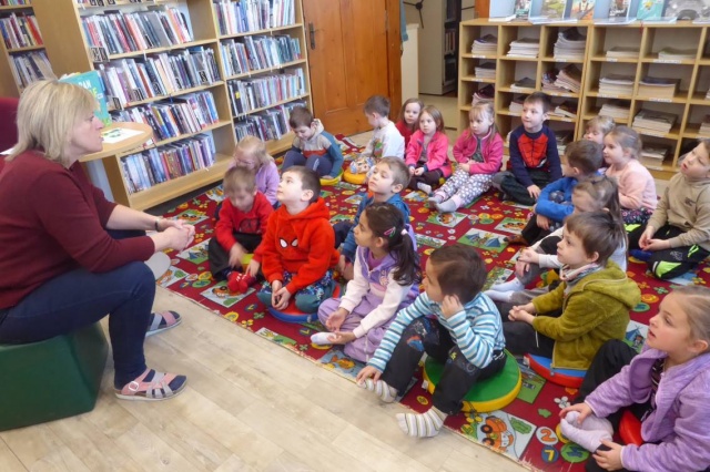Ve středu 19. března navštívily naši knihovnu děti z mateřské školy – oddělení Rybiček. Připravili jsme si pro ně jarně laděné dopoledne s názvem Jaro se probouzí.
Společně jsme si povídali o tom, jak se příroda probouzí ze zimního spánku, co všechno se na jaře mění a jaké jarní květiny už děti ve svém okolí zahlédly. Nechybělo ani čtení pohádky o zvířátkách, která se radují z příchodu teplejších dnů.