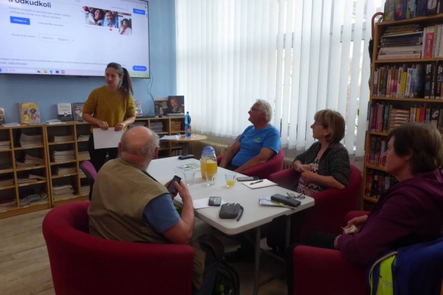 V knihovně jsme 23. dubna 2025 uspořádali praktický kurz pro seniory s názvem Jak na chytrý telefon. Setkání proběhlo v rámci programu Digitální odysea, který pořádá organizace Moudrá sovička, a bylo určeno všem, kteří se chtějí se svým mobilem lépe spřátelit – naučit se používat základní funkce, orientovat se v nastavení, psát zprávy, fotit, používat internet nebo instalovat užitečné aplikace. Kurz probíhal v přátelské atmosféře a přizpůsoboval se individuálním potřebám účastníků. Každý si mohl přinést svůj vlastní telefon a vyzkoušet si vše přímo na místě. 