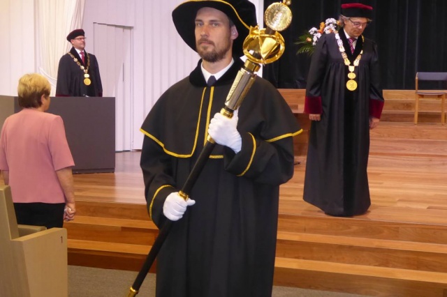 Ve středu 21. května 2025 se na České zemědělské univerzitě v Praze konala promoce úspěšných studentů VU3V. V našem středisku jsme tentokrát měli celkem 7 absolventek, které měly nárok na promoci. Protože jde již o celkem velkou skupinu, nemohly jsme si nechat ujít tento slavnostní akt a vyrazily jsme společně do Prahy. Při slavnostním předávání získaly účastnice Osvědčení o absolutoriu, což znamená, že úspěšně dokončily šestisemestrální (tj. 3 leté) studium. Všem úspěšným studentkám gratulujeme. Zároveň věříme, že s námi budou ve studiu VU3V pokračovat, neboť zajímavých témat, které ČZÚ nabízí, je stále dost. 