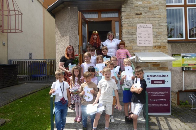 Ve středu 18. června proběhla v naší knihovně tradiční akce „Pasování čtenářů“, která byla určena žákům dvou prvních tříd základní školy. Pohádková královna a Písmenková víla slavnostně pasovaly děti na čtenáře knihovny a přivítaly je do světa knih a příběhů. Akci svou návštěvou poctil také pan starosta Bc. Stanislav Řezníček, který děti při jejich prvních krůčcích ke čtení podpořil.
Na závěr jsme poděkovali učitelkám za jejich trpělivost a péči, díky které se děti naučily znát všechna písmenka a začaly číst.
Každý malý čtenář obdržel krásnou knížku z projektu „Knížka pro prvňáčka“. Letos se jednalo o titul „Jak víla Anička zachránila jaro“, který napsala Lucie Šavlíková a ilustrovala Klára Šimečková. Děti odcházely s vlastní průkazkou do knihovny, kterou mohou využívat pro půjčování krásných knížek, zajímavých příběhů a dalších pokladů.

