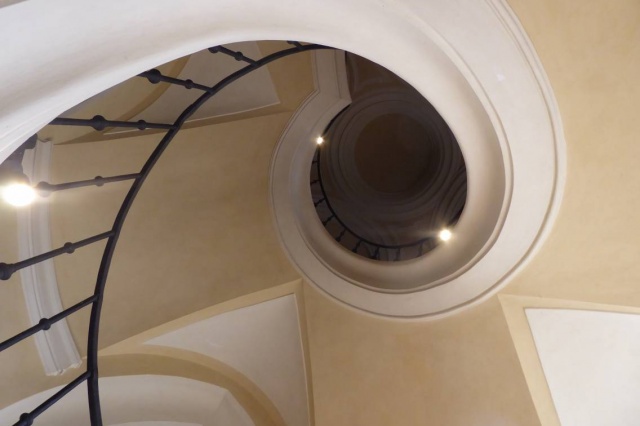 Virtuální univerzita třetího věku (VU3V)
Dne 20. 6. 2025 jsme pro naše studenty uspořádaly společnou exkurzi, která byla studentům věnována jako odměna za pilné úsilí při studiu VU3V v podzimním i jarním semestru. Vydali jsme se do Sedlce u Kutné Hory, kde jsme si prohlédli slavnou kostnici a  katedrálu Nanebevzetí Panny Marie a sv. Jana Křtitele, na jejíž stavbě se podílel i Santini, o kterém jsme se učili v přednáškách během jarního semestru. Dále jsme navštívili Městskou knihovnu v Kutné Hoře, kde nás místní knihovnice provedly jak nově zrekonstruovanou knihovnou, tak zázemím, v němž se pracovníci knihovny pohybují. Poté jsme zamířili na prohlídku zámku ve Žlebech. Tento zámek je nejen krásný, ale i hojně navštěvovaný veřejností a využívaný filmaři zejména pro natáčení filmových pohádek. 
