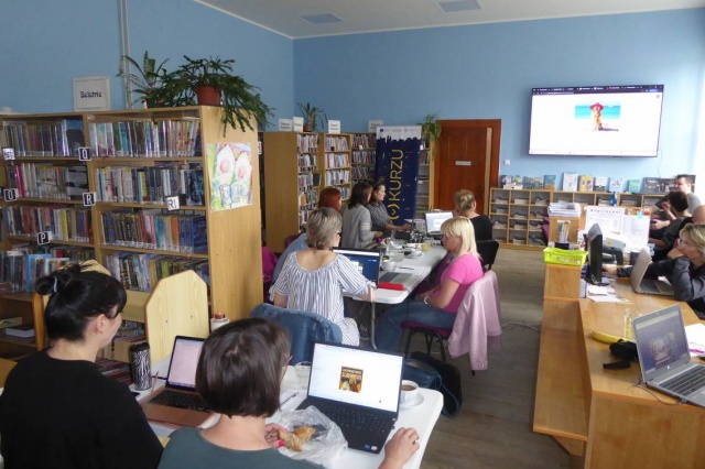 V naší knihovně jsme uspořádali čtyřdenní školení o umělé inteligenci určené pro veřejnost. Během čtyř odpolední jsme se společně seznamovali s nástroji, které dnes rychle pronikají do každodenního života i pracovního prostředí.
Školení se zúčastnilo celkem 15 zájemců, kteří si vyzkoušeli práci s populárními aplikacemi jako ChatGPT, Perplexity, Copilot, Gemini nebo Deepseek. Věnovali jsme se také tvorbě obrázků pomocí DALL·E a představili jsme si možnosti vzdělávací platformy Sora.
Školení bylo prakticky zaměřené – kladli jsme si otázky, zkoušeli konkrétní úkoly a objevovali, jak nám tyto nástroje mohou pomoci při studiu, v práci, ale i v běžném životě. 