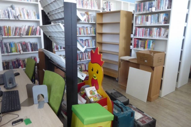 Naše knihovna prošla v týdnu od 18. 8. do 22. 8. 2025 významnou proměnou. Vyměnili jsme veškerý nábytek – nejen regály na knihy, ale také regály na časopisy a výpůjční pult. 