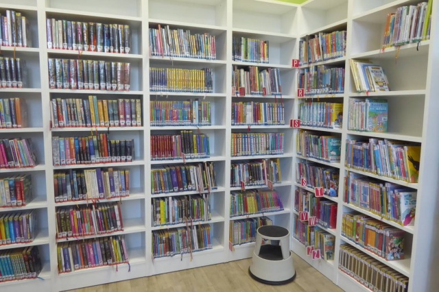 Naše knihovna prošla v týdnu od 18. 8. do 22. 8. 2025 významnou proměnou. Nové, moderní vybavení zpřehlednilo a zpříjemnilo prostředí, ve kterém si čtenáři mohou vybírat ze široké nabídky knih a časopisů.
Velká změna čekala také dětské oddělení, které jsme se snažili ještě více přiblížit potřebám a přáním malých čtenářů. Největší novinkou je palanda, která nabízí místo k odpočinku, tichému čtení i k setkávání s kamarády. Tento hravý a útulný prvek vytváří příjemnou atmosféru, díky níž si děti knihovnu oblíbí nejen jako prostor pro knížky, ale také pro trávení volného času.
Projekt byl podpořen nejen naším zřizovatelem, ale také Královéhradeckým krajem, který poskytl dvě dotace z programu Modernizace prostorového a technického vybavení knihoven. V roce 2024 byla schválena dotace ve výši 155 000 Kč z celkových nákladů 295 624 Kč, v roce 2025 pak dotace ve výši 84 700 Kč z celkových nákladů 121 000 Kč. Díky těmto prostředkům jsme mohli realizovat rozsáhlejší rekonstrukci stávajících prostorů knihovny. Na Týden knihoven, který se bude konat od 6. do 10. října 2025, plánujeme dny otevřených dveří. Srdečně zveme širokou veřejnost, aby se přišla seznámit s naší knihovnou a jejími nově zrekonstruovanými prostory.
