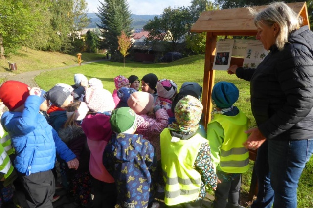 Děti z mateřské školy a prvních a druhých tříd základní školy se po celý týden vydávaly na pohádkové cesty s Večerníčkem, kde plnily zábavné úkoly a setkávaly se s oblíbenými postavičkami z pohádek.
