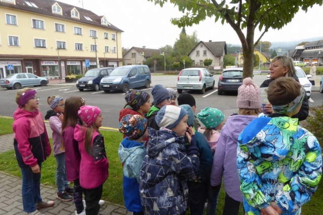 Děti z mateřské školy a prvních a druhých tříd základní školy se po celý týden vydávaly na pohádkové cesty s Večerníčkem, kde plnily zábavné úkoly a setkávaly se s oblíbenými postavičkami z pohádek.
