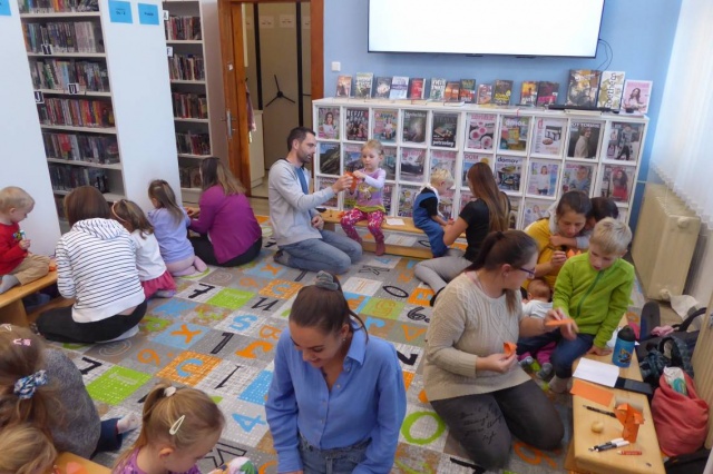 V pondělí 13. října proběhla tři setkání klubíků Kulihrášci a Šikulové. Nejmenší děti s rodiči si společně užily dopoledne plné říkadel a písniček, starší děti se odpoledne bavily pohádkovým programem inspirovaným pohádkou O Budulínkovi a tvořily drobné výrobky.