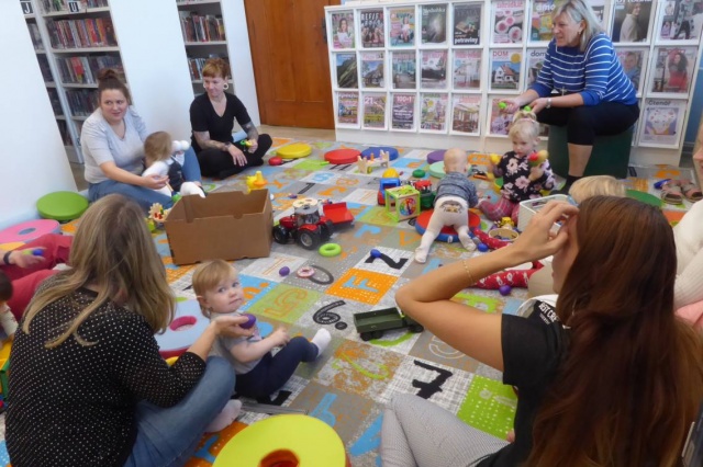 V pondělí 13. října proběhla tři setkání klubíků Kulihrášci a Šikulové. Nejmenší děti s rodiči si společně užily dopoledne plné říkadel a písniček, starší děti se odpoledne bavily pohádkovým programem inspirovaným pohádkou O Budulínkovi a tvořily drobné výrobky.