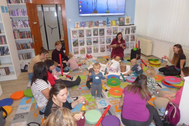 V pondělí 10. listopadu 2025 se v naší knihovně uskutečnila další milá setkání nejmenších dětí a jejich rodičů v rámci Klubíku Kulihrášci. Pro děti ve věku od 0 do 3 let jsme připravili dvě dopolední setkání – od 9.00 a od 10.30 hodin. Na programu bylo muzikoterapeutické dopoledne, které pro nás vedla lektorka Zuzana Budílková. Děti si mohly vyzkoušet různé jednoduché hudební nástroje, společně jsme zpívali, rytmizovali a nechyběl ani pohyb, který všechny krásně vtáhl do tématu blížícího se svátku sv. Martina. Celé dopoledne se tak neslo v příjemné atmosféře zpěvu, hry a radostného objevování.