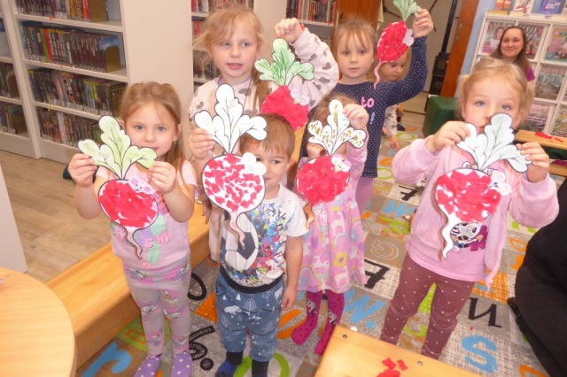 V pondělí 10. listopadu 2025 se v Městské knihovně Rtyně v Podkrkonoší uskutečnilo další setkání oblíbeného Klubíku Šikulové (3+). Tentokrát jsme se společně ponořili do světa klasické pohádky „O veliké řepě“, která dětem připomněla, jak důležitá je spolupráce, trpělivost a dobrá nálada.
Po veselém pohádkovém programu, během něhož si děti příběh poslechly, následovalo i tvoření. Malí šikulové si tentokrát vyrobili vlastní papírovou řepu, kterou vybarvovali, lepili a zdobili podle vlastní fantazie. Vznikly tak krásné a originální výtvory inspirované známou pohádkou.
