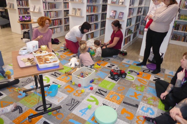 V pondělí 15. prosince 2025 se v knihovně uskutečnila vánoční setkání oblíbených klubíků Kulihrášci a Šikulové. Dopolední program patřil nejmenším dětem ve věku 0–3 roky a jejich rodičům. Klubík Kulihrášci nabídl milou pohádku „Husa Líza a vánoční hvězda“, která navodila klidnou a sváteční atmosféru společného setkání.
Odpoledne se knihovna zaplnila staršími dětmi z klubíku Šikulové (3+). Pohádkový program inspirovaný příběhem „Myška Míša a vypečené Vánoce“ byl doplněn tvořivou dílnou, ve které si děti s chutí vyráběly a odnášely si domů vlastní vánoční dekorace. Obě setkání proběhla v příjemné a přátelské náladě a byla krásným adventním zastavením pro malé i velké návštěvníky knihovny.
