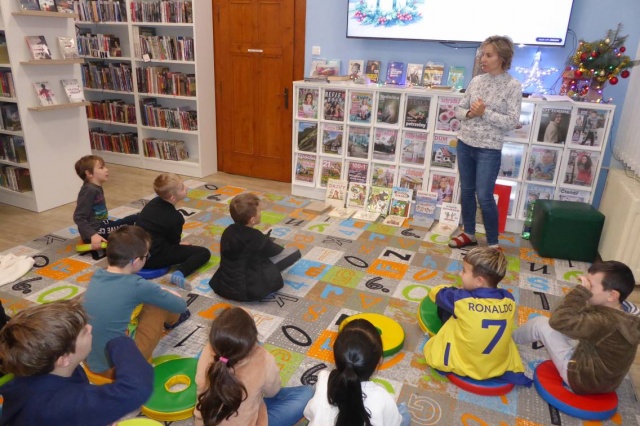 V úterý 16. prosince 2025 jsme v knihovně přivítali žáky druhých tříd základní školy na tematické přednášce věnované Josefu Ladovi, jednomu z nejvýznamnějších českých ilustrátorů a malířů. Děti se formou vyprávění seznámily s jeho životem a dílem, přičemž zvláštní pozornost byla věnována Ladovu dětství a typickým znakům jeho tvorby. Společně jsme se učili rozpoznávat jeho ilustrace, které jsou dodnes blízké malým i velkým čtenářům.
Přednáška byla tematicky laděna do zimního období a adventu, které jsou s Ladovým dílem neodmyslitelně spjaty. Povídali jsme si o tom, jak vypadala zima a vánoční svátky v minulosti, jak je prožívaly děti za časů Josefa Lady, a porovnávali jsme je s dnešními adventními zvyky. Setkání nabídlo nejen poznání umění, ale i prostor k zamyšlení nad tradicemi a proměnami Vánoc napříč generacemi.
