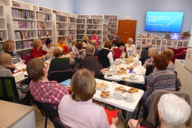Ve středu 17. prosince 2025 jsme uzavřeli další semestr společného studia VU3V. Celý podzim nás provázelo téma naší společnosti blízké „Němci a Češi: Společná cesta dějinami“, o které byl nebývalý zájem. Dozvěděli jsme se o vzájemných historických souvislostech Čechů a Němců od 9. století až po současnost.  Připomněli jsme si jak společné soužití, tak spory až vzájemnou nevraživost obou národů, které se mezi nimi vyskytovaly.