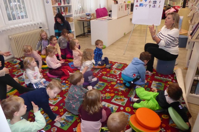 V adventním období jsme v knihovně připravili tematický program pro děti z mateřské školy zaměřený na advent a přicházející Vánoce. Děti se hravou formou seznámily se symboly adventu, povídali jsme si o zimních aktivitách a tradicích spojených s tímto obdobím. Nechyběla ani veselá pohybová aktivita – symbolické „lovení ryb z rybníka“ na štědrovečerní večeři. Na závěr jsme si v klidné atmosféře poslechli vánoční příběh o narození Ježíše. Program děti zaujal a přispěl k navození sváteční nálady.