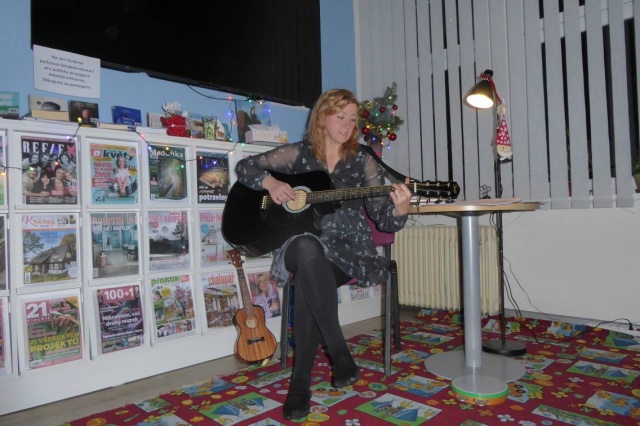 V pátek 19. prosince 2025 se v Městské knihovně Rtyně v Podkrkonoší uskutečnil adventní recitál Marcely Šťovíčkové. V podvečerní atmosféře zazněly autorské skladby této talentované hudebnice, které byly citlivě prokládány vánočními povídkami a společně tak vytvořily příjemné zastavení v předvánočním shonu.

Komorní prostředí knihovny podtrhlo sváteční náladu celého večera a návštěvníci si mohli vychutnat nejen hudební a literární zážitek, ale i drobné pohoštění, které přispělo k pohodové atmosféře. Adventní recitál se stal milým setkáním naladěným na blížící se Vánoce.