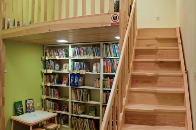 Koncem listopadu 2025 jsme úspěšně dokončili poslední etapu modernizace prostorového vybavení naší knihovny, která byla realizována s finanční podporou Královéhradeckého kraje. Naším dlouhodobým cílem bylo vytvořit moderní, příjemné a přístupné prostředí, jež bude sloužit jako místo pro vzdělávání, rozvoj i setkávání celé komunity. V závěrečné etapě modernizace jsme se zaměřili na vybavení chodby knihovny. Došlo k výměně nábytku, instalaci nového regálu na odepsané knihy a k uzavření niky nad vstupem do půjčovny. Dále byly v půjčovně doplněny nové poličky určené k prezentaci nových titulů, pořízen byl také věšák, dětský stoleček se židličkami a pohodlné polštářky na palandu. Tyto drobné, ale důležité úpravy přispěly k výraznému zútulnění a zkvalitnění prostoru knihovny, který nyní lépe odpovídá potřebám našich návštěvníků. Celkem třetí etapa modernizace stála 142 084 Kč, z toho 84 700 Kč bylo hrazeno z grantu Královéhradeckého kraje a 57 384 Kč z vlastních zdrojů poskytnutých zřizovatelem knihovny.