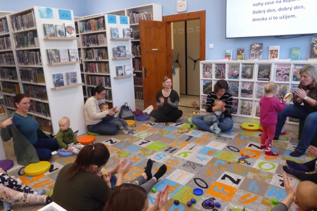 Dne 19. 1. 2026 jsme se setkali s rodiči a batolaty projektu Bookstart – S knížkou do života. Zábavné dopoledne má již zaběhnutý formát. Začínáme říkadly s ukazováním. Pak přijde na řadu zpívání a hraní na Orffovy nástroje. Do programu jsme zařadili říkadlo žirafy Žofky, která učí děti správné výslovnosti. Za odměnu si děti poslechly klasickou pohádku „Boudo, budko“ doprovázenou obrázky. Nakonec si společně pohrály. Zveme mezi nás další maminky na mateřské dovolené se svými dětmi.
Klubík má otevřené dveře i pro Vás. 

