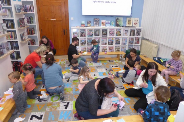 Dne 19. 1. 2026 se konalo další setkání klubíku Šikulové, tj. rodičů s malými dětmi 3+ v rámci projektu Bookstart - S knížkou do života. Pracovali jsme s knížkou od Jana Bauera „Jak obejmout ježka“. Po pohádce proběhla malá výtvarná dílna. Děti vyráběly ježka.

