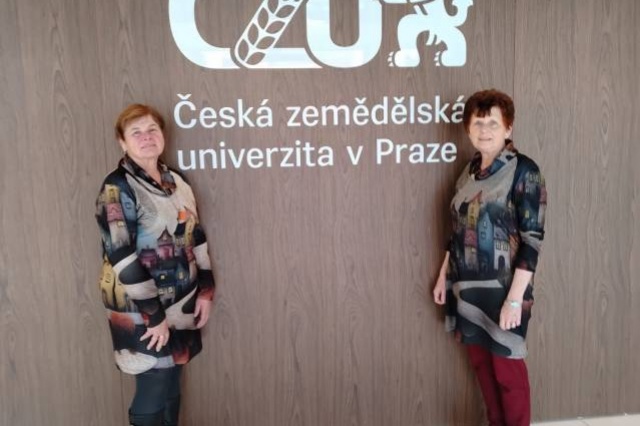 Ve středu 21. 2. 2026 se studentky Virtuální univerzity třetího věku zúčastnily slavnostní promoce na České zemědělské univerzitě v Praze. Osvědčení o absolvování studia si za svou píli, vytrvalost a chuť vzdělávat se převzaly paní Jarmila Pavlová a Dáša Prokopová. Oběma absolventkám srdečně blahopřejeme a přejeme mnoho dalších studijních úspěchů
