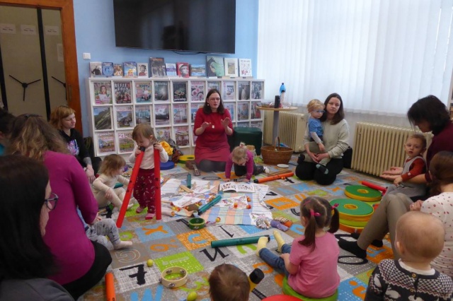 V pondělí 9. února 2026 se v naší knihovně uskutečnilo další setkání klubíku Kulihrášci, tentokrát s lektorkou Zuzanou Budílkovou. Pro malé účastníky připravila veselý program věnovaný masopustu.

Děti si společně zazpívaly tematické písničky a s nadšením je doprovázely hrou na různé Orffovy hudební nástroje. Dopoledne se neslo v radostné a hravé atmosféře, plné rytmu, smíchu a prvních hudebních zážitků. Děkujeme paní Budílkové za milé setkání a těšíme se na další společné chvíle v knihovně.