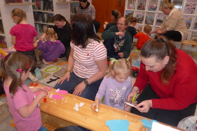 V klubíku Šikulové jsme se tentokrát zahřáli u milého zimního příběhu z knihy Véronique Cauchy: Rukavička. Děti se seznámily s vyprávěním o lesních zvířátkách, kterým byla velká zima, a proto se postupně schovala do červené rukavice. Na příběh navázala výtvarná dílna. Malí šikulové si s nadšením vyrobili papírového kulicha a rukavičky, které si ozdobili podle vlastní fantazie. Dopoledne se neslo v příjemné zimní atmosféře a všichni odcházeli domů s úsměvem i vlastnoručně vytvořeným výrobkem.