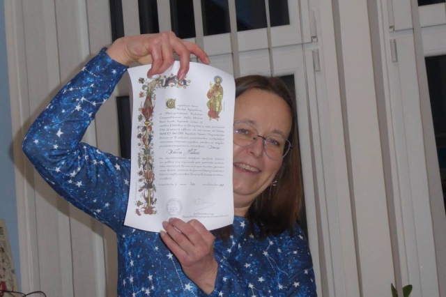 V naší knihovně se ve středu 25. února 2026 uskutečnila cestovatelská přednáška s promítáním fotografií věnovaná pouti po legendární Svatojakubské cestě (Camino de Santiago). Své zážitky z 850 kilometrů dlouhého putování severním Španělskem představila Bohdana Hladíková. Ve svém inspirativním vyprávění přiblížila nejen fyzickou náročnost cesty, ale i silné osobní momenty, setkání s lidmi z různých koutů světa a okamžiky, které ji vedly k zamyšlení nad vlastním životem. Promítané fotografie autenticky dokreslily atmosféru pouti a krásu španělské krajiny. Setkání proběhlo v příjemné a otevřené atmosféře a nabídlo posluchačům nejen cestovatelský zážitek, ale také povzbuzení k plnění vlastních snů.
